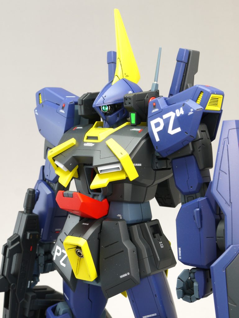 ●胸部・襟前面にダクト追加・胸上面にプレートを追加し、ダクト周りを新造・コクピットハッチを形状変更 上に開きそうなデザインですが、キットのハッチを芯にしたので下に開きます。 ほぼ見えませんが、コクピット、パイロットも部分塗装で仕上げてあります。・肩付け根ブロックを大型化●腕部・肩外側ダクト下面に外装板を追加・前腕外装をくさび状に2mm延長