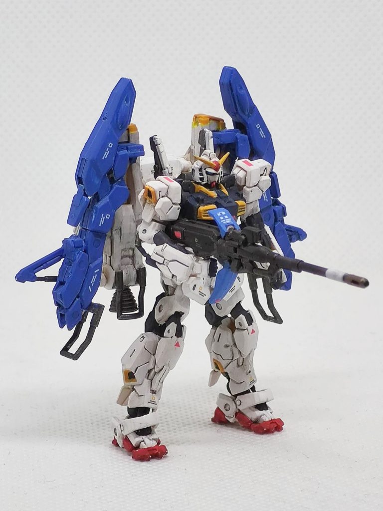 武器の持ち手がマグネット固定なので銃床を脇に挟むポーズも出来ます。