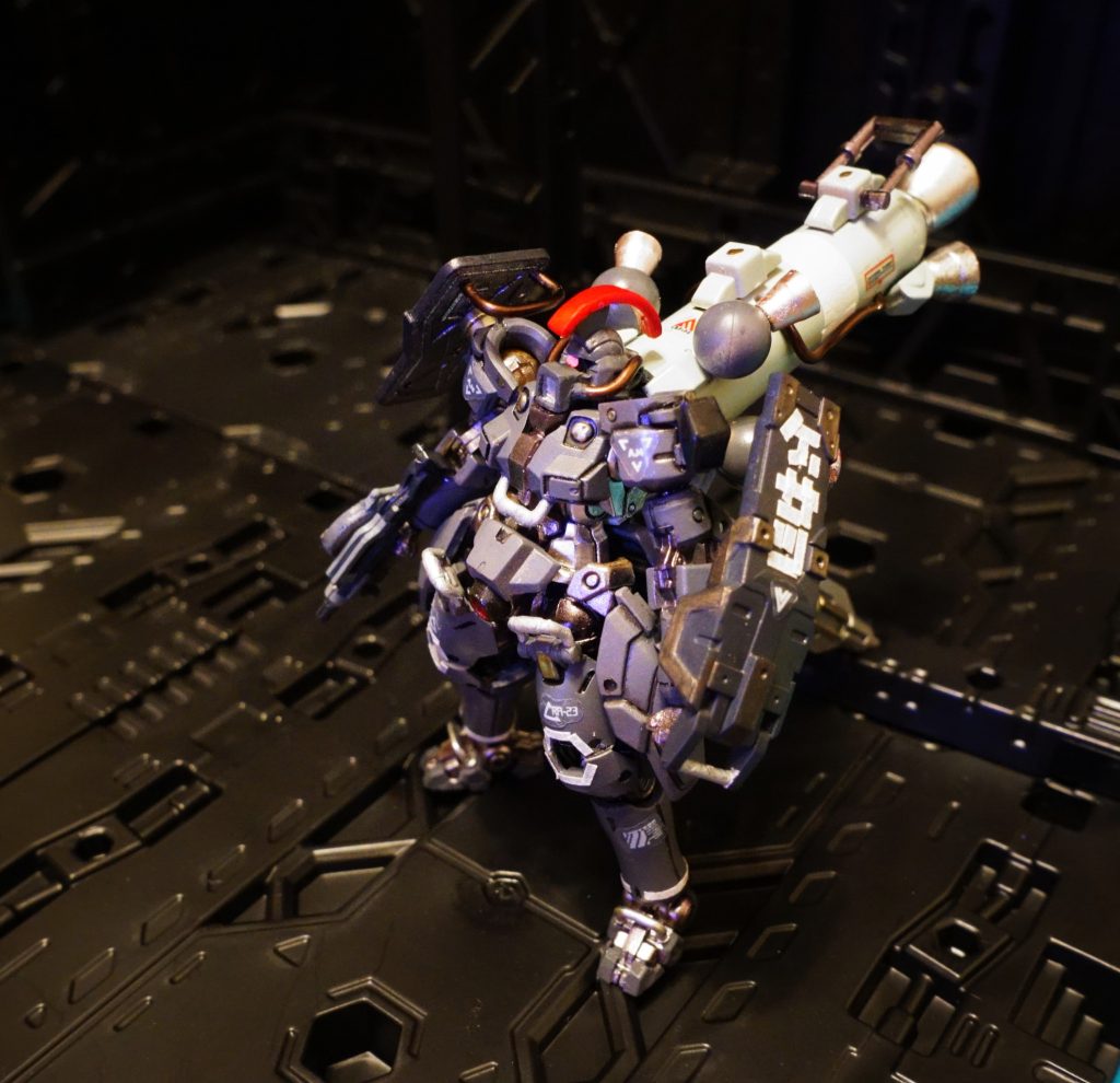 4. また、一般機にはシールドに「警察」とマーキングされているが、この指揮官機は泣く子も黙らせるべく子供でも読めるように「ケーサツ」とマーキングされている。