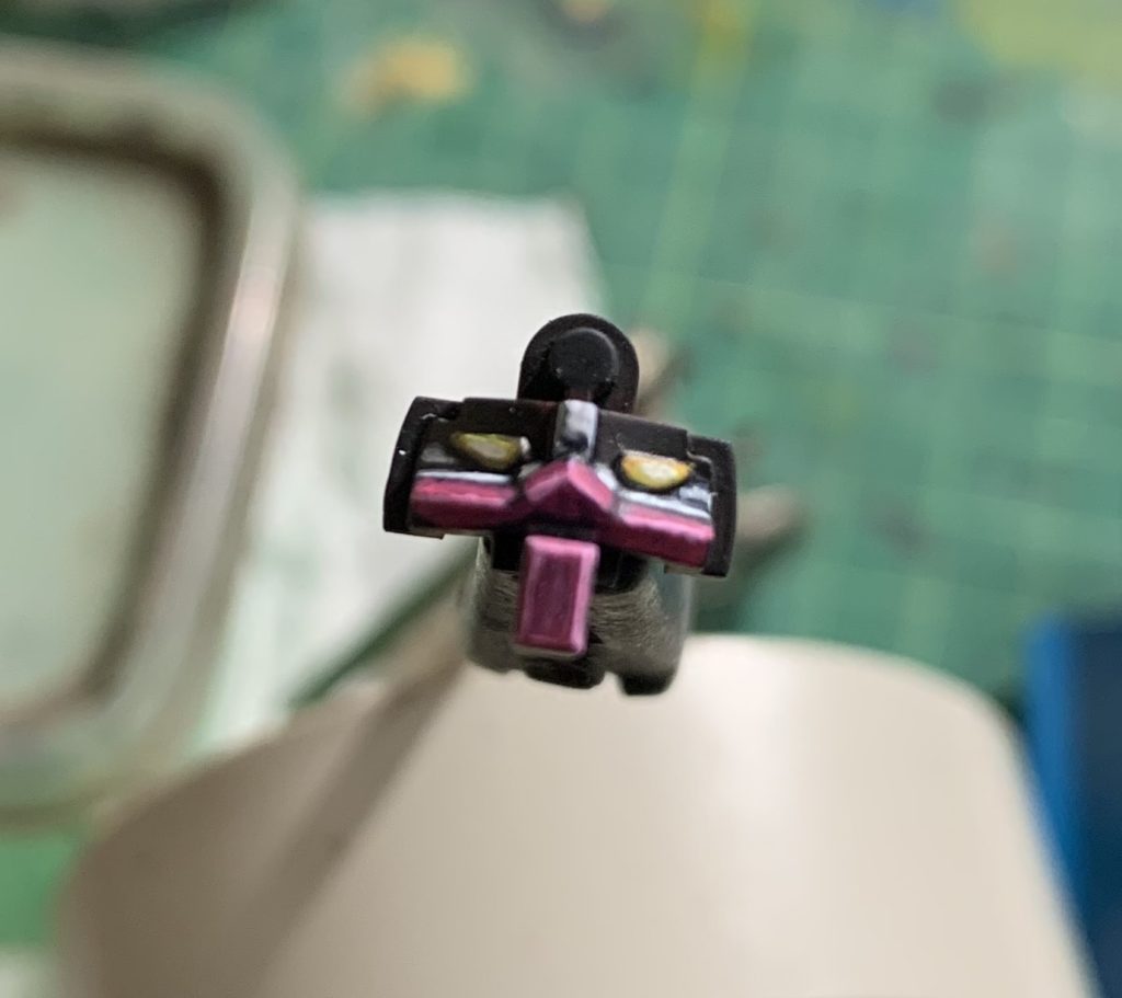 頭部は予め目元のパーツを塗装したのち、マスキングを施してから頭部組み立て合わせ目けしを行いました。