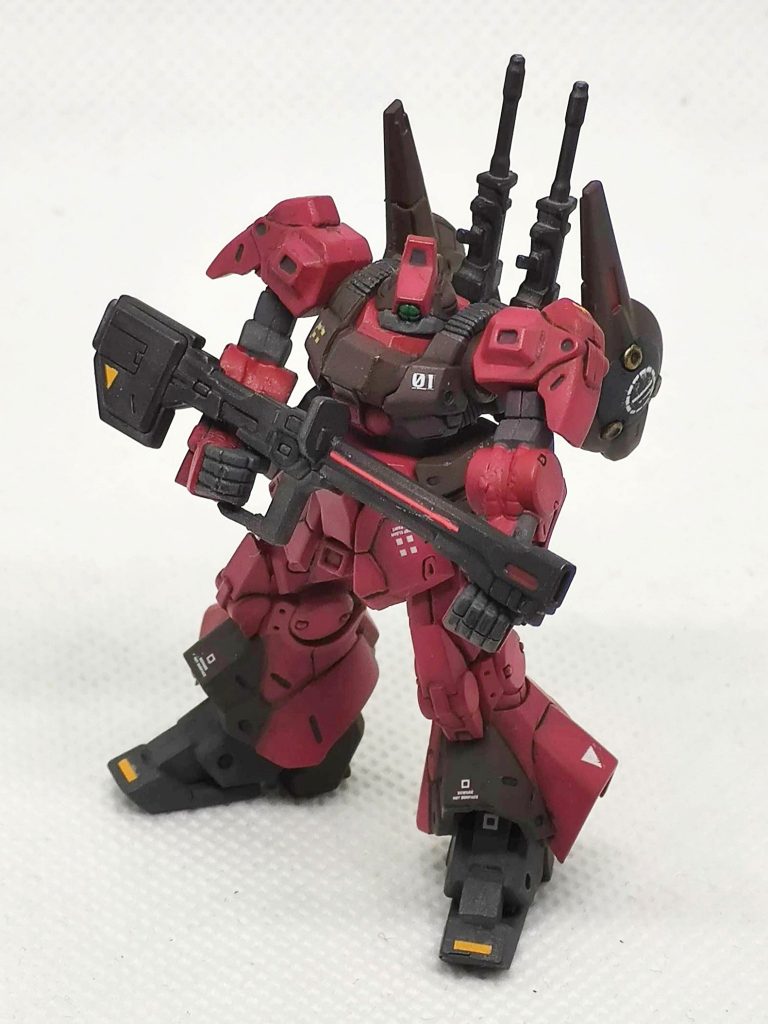 両手持ちと言っても発砲時というよりも、移動時に両手で保持するポーズな感じです。