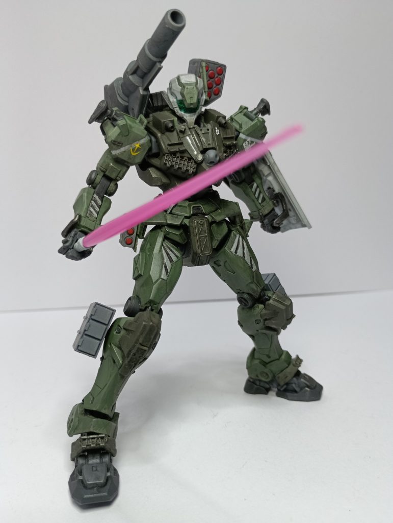 武装はミサイルを各部に、鎖骨部にはバルカンを追加装備しています。