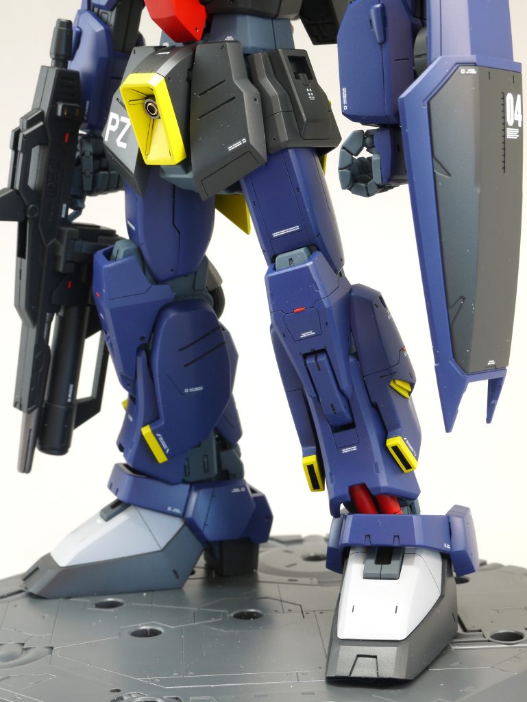 ●腰部・股間ブロックはプラ板とエポパテで形状変更・フロントスカートは下側に1mm拡大し、凹凸を埋めて形状変更・リアスカートは形状変更して黄色いパーツをプラ板で追加●脚部・ふとももが貧弱なので、左右に0.5mmずつ幅増し・ふくらはぎ下側にダクトを追加・くるぶしガードは切った貼ったで形状変更・アンクルガードの可動範囲を拡大するためにフレームを一部カット・足の甲を形状変更 つま先を反らせる方向への可動範囲がキットより狭くなっています。・つま先を1mm延長・カカトはプラ板の箱組みでハイヒール化