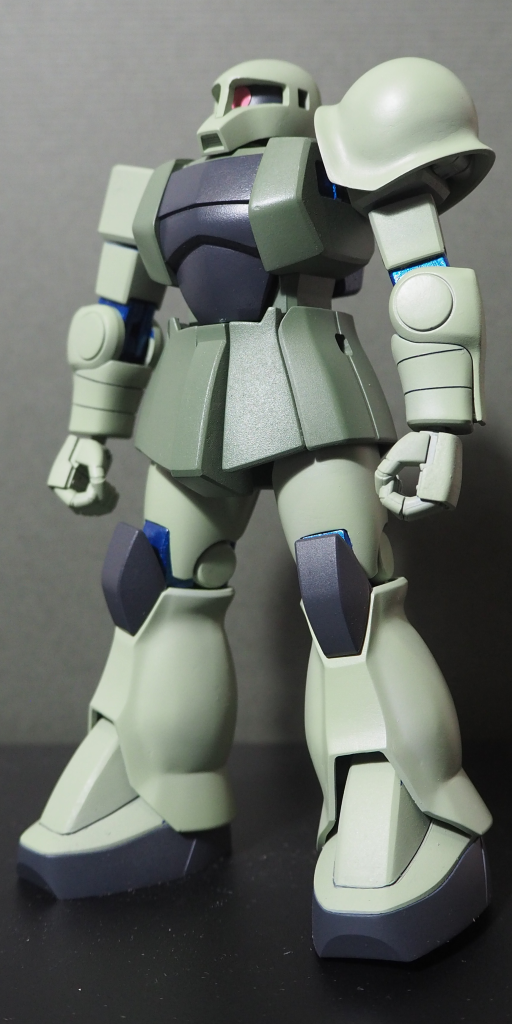 MS-05B《ザクⅠ》はジェネレータ出力の不足以外にも、動力パイプを内蔵することによる排熱不足から活動時間が制限され、また複雑な空間機動にも対応出来ないなど設計上の問題を抱えていた。開戦時の主力として配備されたMS-06C《ザクⅡC型》では、上半身を中心に施された耐核装備による重量増と荷重の偏りとで大きく低下したAMBAC性能を補うため、機体各所に増設した姿勢制御用スラスターによって従来水準の機動性を維持する設計だった。特に核バズーカ使用時の照準精度は大きく向上し、新兵にも扱いやすくなった操縦性と共に公国軍上層部からは高い評価を受けた一方、熟練パイロットからは不満の声も少なくなかった。一般に運動性の面でもザクⅡに大きく劣ったとされるザクⅠであるが、正確には制御スラスター設置箇所の少なさ等により宇宙空間での複雑な三次元機動に適さなかったに過ぎない。ザクⅠ当時においてはAMBACが可能にした高効率な制動や方向転換を除けば、航宙機による従来の戦闘と大きく変わらない戦闘教義であった。従って最小の投影面積で携行火器を前面に構えた対艦突撃姿勢による機動が基本となっており、フォアグリップを握る左腕を前面に突き出し、構えた銃火器の陰に胸部や右腕が位置する姿勢に合わせ、左肩への避弾経始に優れる曲面装甲や頭部正面にモノアイガードが採用された他、動力パイプは内蔵式として被弾を避ける必要もあった。ただし銃砲身の延長線上と機体の重心がほぼ一致する、この対艦突撃姿勢では発射の反動と前進する機体の慣性力とが相殺されることで命中精度と機体制御が向上するため、大型目標等に対する実弾系兵器の基本テクニックとしてモビルスーツ機種を問わず今なお用いられている。今日のモビルスーツ戦の様な、推力偏向や姿勢制御を駆使しし正対で敵機を近距離に捕捉して行う高機動戦闘はMS-06《ザクⅡ》で初めて採用された戦闘機動であり、原則としてヒット・アンド・ランによる対艦攻撃を想定した設計のザクⅠには対応が困難だった。宇宙用モビルスーツにおいては推進装置を利用した廃熱機構を備えているが、内部スペースが狭く推進剤搭載量の少ないザクⅠでは常に廃熱用途分を意識した節約が強いられる状態とも言える。裏を返せば効率的な廃熱タイミングの把握やAMBAC機動の積極活用など、操縦技量次第で運用稼働時間を延長する余地があった事を意味し、実際に高重量かつ推進剤消費の多いザクⅡC型よりも長く活動出来た。実にこの点こそが、総合性能では大幅に向上したザクⅡC型配備後もなお、宇宙において一部のベテランがザクⅠを愛用し続けた唯一の理由であり、事実MS-06F《量産型ザク》の配備が開始されてからは滞りなく機種転換が進んだという。なおMS-06A《ザクⅡ》が元々ザクⅠの改良型”MS-05C”として開発されていた機体である通り操縦性に大きな違いはなく、制御ソフトウェアによる柔軟な調整も可能であるため、実際には機種転換に要する負担は極僅かなものだった。最大の違いは想定された戦闘スタイルの抜本的な変化にあり、操縦技量とは別の適性や身体的能力が要求されたため、適応の困難な一部パイロットは、部隊へのザクⅡ配備と入れ替わる形で後方任務や地球方面への転属がなされた。開戦時点で既に二線級兵器としての扱いではあったものの、宇宙空間ほど機動性能が要求されない地上では新型機との性能差はさほど問題にならず、ザクⅠも多数が地球侵攻作戦に投入され主戦力の一端を担い続けた。更に量産型ザクで採用されたAMBAC制御システムが部分的に既存のザクⅠへもインストールされ始めると、持ち前の堅牢性と低燃費性から、後方部隊における事実上の支援用モビルスーツとして再び活躍の場を得ることとなった。