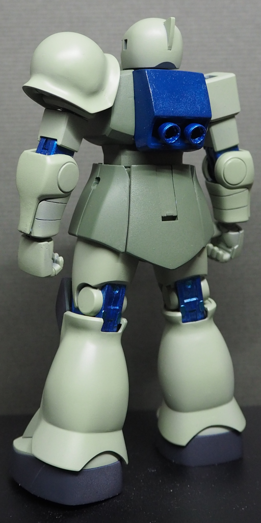 余談とはなるが、かつて教導機動大隊ではAMBAC機動のマニューバ開発と併せ対モビルスーツ戦闘訓練が行われていたこともあり、所属していたパイロットには格闘攻撃を好む者が多いと言われる。実戦さながらの戦闘訓練を数多く戦い抜いてきたベテランともなれば、絶妙な間合いからカウンターで繰り出されるタックルの衝撃は敵パイロットを失神させてモビルスーツを無効化、つまり「一撃で撃破」する事さえ可能であったと伝わる。U.C.0078年、公国軍が宇宙攻撃軍と突撃機動軍に分割再編された際、教導機動大隊に所属していたパイロットに対する贈呈の形で、ヒート・ホークが大隊の象徴色でもあったパープルに塗装された。旧教導大隊所属パイロット達は新たに編成された各部隊において自然教官的立場を担い尊敬を集めていたこともあり、この異例の処遇に対しドズル・ザビ中将も素直に理解を示したとされる。この特別色の装備が確固たる実力の証として戦場で自他へ与える心理的影響について、総帥府ペーネミュンデ機関の大いに注目するところとなる――