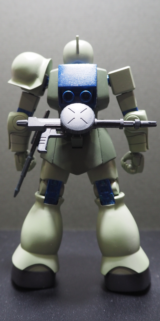 ザクⅠではザク・マシンガンの反動を十分抑え込めず命中精度が低下するケースが多いため、前線においてはザク・バズーカを主兵装とした支援担当に回される事が多かった。元々ザクⅠ自体が宇宙空間での対艦戦闘を主眼に開発されたため、標準装備のZMP-47DやZMP-50B《ザク・マシンガン》はサイドアームとして腰部マウンタでの携行性を最重視した設計となっている。但し連邦がモビルスーツを投入し始めてからは、牽制射撃による支援担当として120mmザク・マシンガンを主兵装とするケースも見られるようになった。M-120A1（ZMC38Ⅲ）《120mmザク・マシンガン》はMS-06A《ザクⅡA型》専用兵装として開発された経緯があり、新たに追加されたストックはバットプレートが06Aの右肩アーマーにフィットする形状で設計されている。つまり06Aでは両手と肩付けの3点で保持しなければ命中精度を維持出来なかったのであるが、姿勢制御に優れるMS-06C《ザクⅡC型》や性能強化されたMS-06F《量産型ザク》以降では両手のみで十分となり、射撃に際してストックの存在は完全に不要となった。だがストック部分は接近戦での殴打や、臨時の作業工具としての利用など依然有用であったため、特に仕様変更が行われる事なく後継モデルの登場まで生産が続けられる。なおザクⅠがM-120A1を装備する場合、前述の理由から左手で取り扱う場合が殆どであったが、小火器の反動制御に関する問題は無重力または低重力環境に限られ、コロニー内を含む地上戦では問題とならなかった。H&L-SB21K《最初期型ザク・バズーカ》はザクⅠによる核砲弾280mmA-Nの使用前提で単発・前装式として開戦前に開発された。機体構造上十分な耐核装備の搭載出来ないザクⅠでは、核砲弾使用には遠距離からの砲撃が必要であり、弾頭の推進力を最大限発揮させるため反動の相殺は最小限に留めざるを得なかった。それに伴いザク本体側の専用オプション装備として肩部バズーカラックが応急的に用意される。右肩の専用ハードポイントにバイパスされる動力パイプを通して右腕全体の出力を一時的にオーバードライブさせる特殊な機構であり、機体への負荷は極めて大きかった。後継型であるH&L-SB25K《ザク・バズーカ》では、十分な耐核装備が施され近距離からの砲撃が可能となったザクⅡC型用として開発されたため大幅に反動が抑えられており、通常弾頭の280mmA-PであればザクⅠでもオプションなしに使用可能である。ヒート・ホークは元々モビルスーツ用工具としての装備品であり、ジェネレータ出力の低いザクⅠ専用仕様であるヒート・ホークType3も近接武器とするには未だ十分な溶断能力と言えなかった。特に無重力環境における斬撃のインパクトとスラスター制御の正確な同期が出来ないザクⅠでは攻撃後の姿勢維持が困難であり、ベテランパイロットでさえ宇宙での接近戦には専ら格闘攻撃を用いていた程である。後継機においても近接格闘における反作用は依然難題であり、ザクⅡC型でも相手を掴んでからの至近からの打撃攻撃のため肘と膝の装甲材質が強化された。当時存在した敵モビルスーツは鹵獲されたザクのみであり、その戦略的価値は巡洋艦１隻にも値するとされていた。従って可能な限り無傷に近い状態で奪い返すためパイロットのみを無力化しうる打撃系質量攻撃が重視されたという事情もある。連邦側も最新鋭試作モビルスーツの装備に質量兵器を採用するほど効果は広く認識されていたが、その後モビルスーツの高機動化等に伴いコクピットの耐G・耐衝撃性能が向上した戦争中盤以降、純粋な質量兵器は事実上消滅した。なお、重心移動や地面からの反力を利用する事で威力の増幅が可能な地上では、ヒート兵器を赤熱化させない斬撃のみでも十分有効であり、むしろザクⅠでこそ積極的に近接格闘が用いられた。これをもってスパイク・シールドについて、地球侵攻部隊での補修部材を活用した現地改修を起源と見る説も根強い。