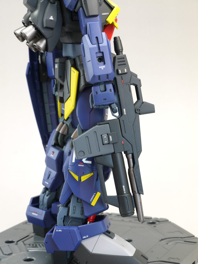 ●ビームライフル・ビームライフルには初代MGのバズーカを加工したグレネードを追加 マグネットで脱着出来るので、ノーマル状態にも変更可能です。 グレネードの弾倉は接着してあります。