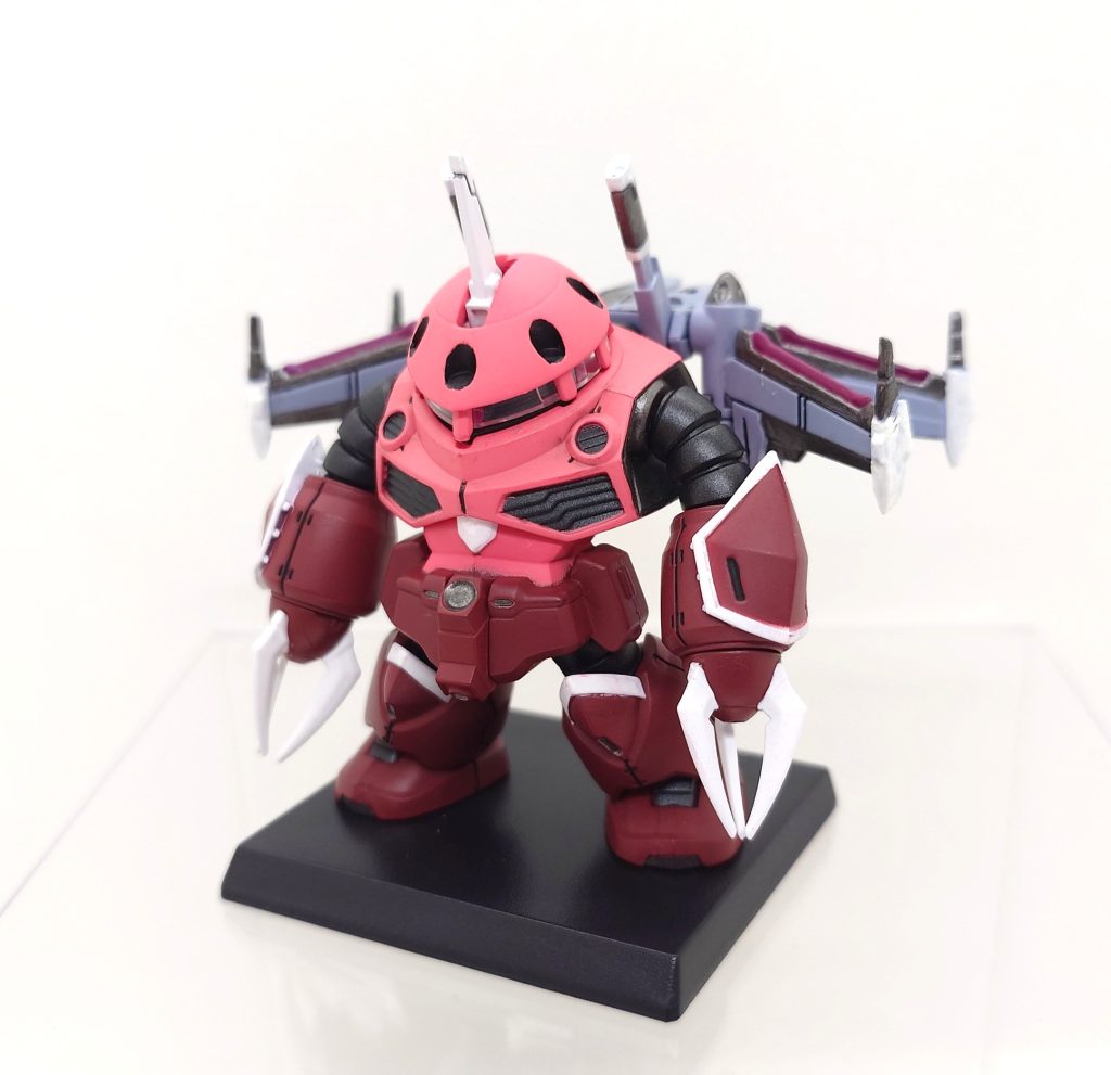 フォランテスを装備した状態です。エッジがはっきりしていないので塗装の稜線は雰囲気です(zaku-kao4)