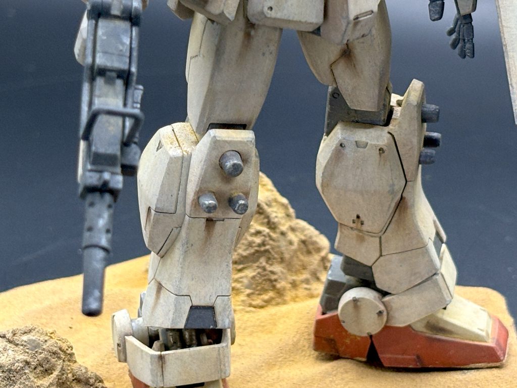 今回の最えっちポイント膝の突起! これは元キットを素組みした経験のある人に伝わってほしい…。土台は100均のものを改造しようと四苦八苦してたところで30MMの雪原アクションベースが目について「これで十分じゃね」と妥協した次第。表面に情景テクスチャーペイントを塗ってウェザリングパステルをまぶしただけの簡単仕様也。ゆえに反省も多く、特に陸ジム乗っけただけで足が砂に沈まず浮いてるのが不自然。ヴィネット作るの2回目なので要精進。