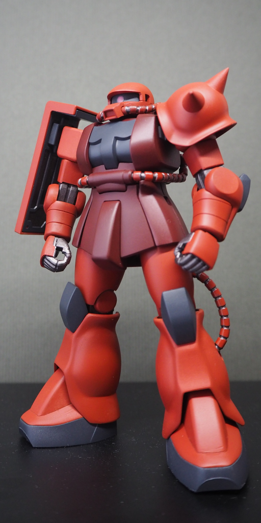 ―宇宙世紀0001。地球連邦政府による「人類はひとつになれる」のスローガンの下、人類宇宙移民計画の開始を以て宇宙世紀〈ユニバーサル・センチュリー〉へと改暦。法令上移民は任意であったが、計画自体が全人類の移住を前提としている事、また政府広報による宣伝キャンペーン、その一環として予め全戸に対し期限付きの地球滞在許可証が発行された事等もあり、移民事業は異例の早さで進捗した。なお移住に係る多額の費用は一部の補助を除いて本人負担であり、多くの移民者が三世代にわたる債務労働を余儀なくされる。―宇宙世紀0050。総人口の約90％が移民を完了すると、地球連邦政府は規定数に達したとして新規スペースコロニー開発凍結を決定。事実上、移民計画の撤回であると同時に地球居住者の世襲化をも意味し、計画的な棄民政策だったとする疑念の声が一部にあがる。地球連邦政府、コロニー管理省を「コロニー管理公社」へ改組。同時に連邦宇宙軍の再編増強による治安維持、偽・誤情報等への対策強化で民心は安定を回復する。―宇宙世紀0058年9月14日。地球から最も遠い宇宙都市サイド３は共和国を名乗り地球連邦政府に自治独立を宣言。連邦は宣言を無視しながらも経済制裁と軍事的圧力を強化。他のサイド群は連邦に対し改めて恭順の姿勢を示し、共和国は孤立を深める。―宇宙世紀0067。ジオン・ダイクンの提出したコロニー自治権整備法案が連邦政府により廃案とされる。ニュータイプの理念に適った政治的決着という望みが絶たれ、翌0068年ダイクン失意の内に死去。―宇宙世紀0069年8月15日。デギン・ソド・ザビ、来るべき独立戦争に備え、ザビ家主導による軍国主義体制を完成させるべく全権を掌握。公国制へと移行する。―宇宙世紀0071。ギレン・ザビ、”優性人類生存説”発表（ただし発表時は異なる表題であったともされる）。ジオニズムを政治理論として再構成したものに過ぎなかったが、「ジオン公国民こそ選ばれし優良種」とする拡大解釈によりナショナリズムを発揚、国民の熱狂的支持を獲得。―宇宙世紀0075。ミノフスキー粒子散布下における新型兵器モビルスーツ開発の成功を受け、ギレンは30倍以上の国力差を覆しうる千載一遇の機会として開戦を決意。ジオン公国の掲げる大義は「人類一人ひとりの自由」であり、地球連邦政府によるコロニー統治機構からのスペースノイド解放こそが所謂ジオン独立戦争本来の目的であった。具体的には連邦政府の宇宙における出先統治機関の完全排除、連邦宇宙軍の無力化、事実上の統治機構そのものといえるコロニー管理公社の解体・再編。その何れもが不可欠であり、特に公社の解体は講和条件として連邦政府に受け入れさせる必要があった。そして―宇宙世紀0079年1月3日7時20分。ジオン公国は宣戦布告と同時に”ブリティッシュ作戦”を発動、奇襲によりサイド１、２、４における地球連邦の駐留艦隊及び統治拠点等を殲滅すると、連邦軍総司令部ジャブローへのコロニー落としを敢行した。既に戦後新秩序までを見据えていたギレンは、地球とコロニーの相互依存関係で成り立つ地球圏経済を可能な限り温存する観点から、双方の被害を必要最小限に抑えた上での講和による早期決着を目指していたとされる。地球連邦支配下に置かれたサイドの速やかな中立化のため、連邦関連施設の集中する一部コロニーでのNBC兵器使用は事実とされるが、連邦駐留艦隊の反撃が困難な状況での無血開城を狙ったサイド内での奇襲作戦や、可能な限り周辺被害を抑えるため細心の軌道制御が行われたコロニー落としにさえ、その痕跡を確認することが出来る。しかし新兵器モビルスーツを目の当たりにしてパニックに陥った駐留艦隊が、サイド内にも関わらず砲雷撃戦による反撃を行ったため、多数のコロニーが破壊され各サイドとも壊滅。またコロニー落下阻止よりも落下軌道の変更を最優先とした連邦軍の迎撃作戦、それによる大気圏内でのコロニー崩壊によりブリティッシュ作戦は失敗。地球環境に対し想定限度を超える被害を及ぼしたため以後、軌道上からのジャブロー破壊は断念を余儀なくされる。なにより総人口の半数をも死に至らしめたという事実により思想的正当化の必要に迫られた結果、人類の進化のための淘汰選別の必然を説く”優性人類生存説”として大幅に改訂。ギレン、そしてジオンは自らが掲げた幻想に飲み込まれてゆくことになる。この時点で戦争長期化はほぼ確定的となり、作戦の第二段階である連邦宇宙艦隊撃滅戦の実施が決定される。もし連邦が一定の宇宙戦力を温存したまま防備を固め、ルナツー籠城によって長期戦に持ち込まれれば以後、連邦に講和条件を呑ませる機会は絶たれる。新兵器の優位性が存在する内に、無二の会戦による連邦宇宙戦力の撃滅が不可欠であった。宇宙世紀0079年1月15日22時、ルウム戦役として知られる戦いの火蓋が切って落とされる。再度コロニー落としを狙うと見せ掛け、誘き出された連邦宇宙艦隊の背後を突撃機動軍が突くことで、サイド５宙域内に布陣した宇宙攻撃軍への正面突破を余儀なくさせ、身動きの取り辛いコロニー周辺での乱戦状態へと持ち込む事に成功。物量に勝る連邦軍が圧倒的有利に見えたが、航宙機による直掩も困難な状況で、満を持して全面展開したジオン軍モビルスーツ部隊により徹底的な殲滅戦が行われた。