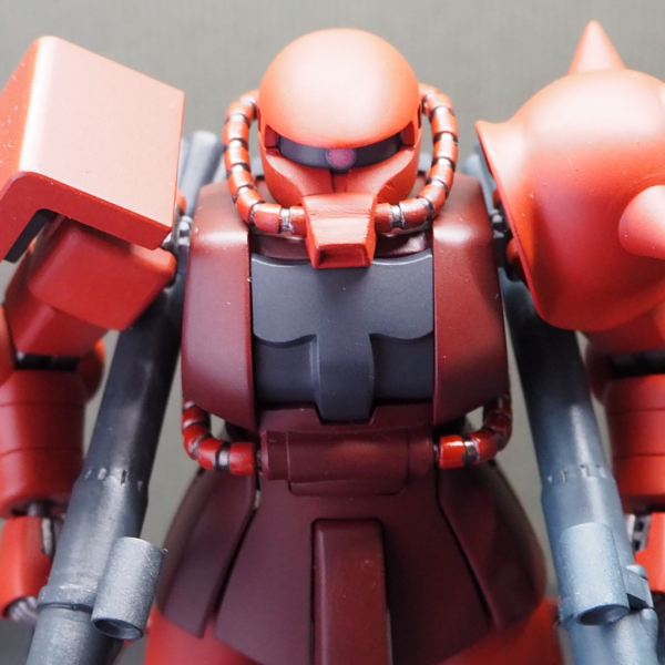 使用キット：BANDAI SPIRITS　　　　　　HGUC No. 40 1/144 量産型ザク　　　　　　HGUC No.234 1/144 シャア専用ザクII（ハンドパーツ）使用塗料：　タミヤ　　　　　　ファインサーフェイサーL （オキサイドレッド）　　　　　　GSIクレオス　　　　　　Mr.サーフェイサー1000 スプレー（徳用）B519　　　　　　Mr.カラースプレー　S29 艦底色　　　　　　ガンダムカラースプレー　SG15 ＭＳファントムグレー　　　　　　Mr.スーパークリアースプレー（光沢） B513　　　　　　水性ホビーカラー　H76 焼鉄色　　　　　　H513 ジャーマングレー/ドゥンケルグラウ ドイツ陸軍戦車色　　　　　　H514 ジャーマングレー/グラウ ドイツ陸軍戦車色　　　　　　その他  ：BANDAI SPIRITS　　　　　　ガンダムデカール No.28 1/144HG ジオン軍ＭＳ用(1)モノアイ開口部や肩関節（※撮影中破損。後日修正予定）を数ミリ調整してあるほか全体的にエッジを丸めてあるが、作りかけで数年放置していた物をザク在庫切れで仕方なく使用。設定的な意図というものはない。動力パイプの塗装のみ、オキサイドサフ → ラッカークリア光沢 → 水性ホビーカラー（部分塗装） → マジックリン拭き取り(全然落ちない) → うすめ液拭き取り(あまり落ちない) → 水性クリアつや消し（※雨天延期中）どうやら完全乾燥前に拭き取らなきゃダメだったらしい‥‥‥旧キット以来伝統のジオンMS用携行武器に対する「ミディアムブルー」指定は、ジャーマングレー塗装の褪色状態を簡略的に表現していたものと解釈。MSのマニュピレータによる整備性も考慮されたザク・マシンガンは金属表面に耐久加工の施されたバレルや機関部等を除く非可動部の大半が、ザク・バズーカでは全体が塗装仕上げだった。という設定で。褪色とか言いつつ、ほぼベタ塗りなのはアニメ版寄り表現ということに。褪色のない胸やクツに対し時間経過によって色の差が拡大してくというのは模型的に使えそう。ちなみに劇中シャアザク等が装備していた臙脂色（ワインレッド）のヒートホークは、ルウム戦役での一定以上の勲功に対して広く下賜されたデギン公王あるいは王室ロイヤルカラー仕様という非公式おらが設定。これは前回設定した旧教導大隊カラーを置換するための総帥府による画策。ギレン本人の関与はなかったが、キシリアにしてみれば‥‥という悲劇性。まあ正直キリがない。 《つぶやき》今作は1996年7月発売の「MG 1/100 ジョニー・ライデン専用ザクII」（1.0）へのオマージュ。デカールDX入手出来ずジオンマークが違うのが無念。配色の違いは気にしない。一応MS-06C《初期生産型ザク》ということで、ザクＩ・スナイパータイプの腕を使ってTHE ORIGIN版の独特な袖口の意匠を採り入れよう、かと思ったら同作ではMS-06Fでも一緒と知り中止。それにしても。こないだの『ジークアックス』が極端な並行世界設定によって作品間の解決不能な矛盾を解決不能なまま解消し、「Another U.C.」作品等の立ち位置も寧ろ安定させたのは重畳重畳。公式によって”正史”という語が用いられる時、言外に外史や稗史の存在がある（はず）。それらは、見方次第で同じ世界が違って見えてるだけかもしれないし、数多の”向こう側”の一つかもしれない。正史自体もまた然り。作品自体の感想はないけど『GQ』は、そういったガンダムシリーズの世界（公式名称不明）を、このタイミングで描いてくれた作品として良かった。憑き物が落ち劇場版『閃ハサ』三部作も気持よく観られようというもの。（※ニワカによる妄言です）そんな感じで今回のおらが設定。一年戦争前史として軽くまとめただけのつもりが、かなり偏った方向に。もはやTV版冒頭ナレーションなんて記録映像を不自然に繋ぎ合わせた連邦のプロパガンダにしか聞こえない。それはそうと。屋外スプレー塗装は風に合わせた噴射距離等の微調整が好き。ただベランダ端付近等は風の巻き返しで少なからず瘴気を吸入してるらしく要注意。それでも塗料消費増の方が気になる悲しい性質。（1枚目）