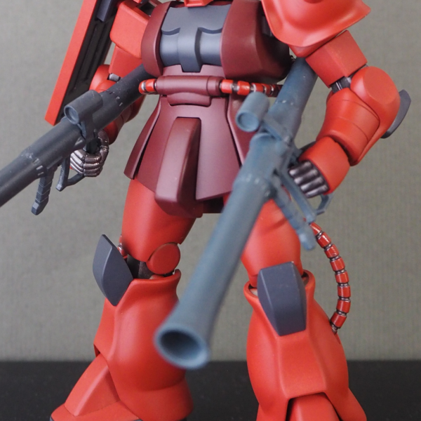 使用キット：BANDAI SPIRITS　　　　　　HGUC No. 40 1/144 量産型ザク　　　　　　HGUC No.234 1/144 シャア専用ザクII（ハンドパーツ）使用塗料：　タミヤ　　　　　　ファインサーフェイサーL （オキサイドレッド）　　　　　　GSIクレオス　　　　　　Mr.サーフェイサー1000 スプレー（徳用）B519　　　　　　Mr.カラースプレー　S29 艦底色　　　　　　ガンダムカラースプレー　SG15 ＭＳファントムグレー　　　　　　Mr.スーパークリアースプレー（光沢） B513　　　　　　水性ホビーカラー　H76 焼鉄色　　　　　　H513 ジャーマングレー/ドゥンケルグラウ ドイツ陸軍戦車色　　　　　　H514 ジャーマングレー/グラウ ドイツ陸軍戦車色　　　　　　その他  ：BANDAI SPIRITS　　　　　　ガンダムデカール No.28 1/144HG ジオン軍ＭＳ用(1)モノアイ開口部や肩関節（※撮影中破損。後日修正予定）を数ミリ調整してあるほか全体的にエッジを丸めてあるが、作りかけで数年放置していた物をザク在庫切れで仕方なく使用。設定的な意図というものはない。動力パイプの塗装のみ、オキサイドサフ → ラッカークリア光沢 → 水性ホビーカラー（部分塗装） → マジックリン拭き取り(全然落ちない) → うすめ液拭き取り(あまり落ちない) → 水性クリアつや消し（※雨天延期中）どうやら完全乾燥前に拭き取らなきゃダメだったらしい‥‥‥旧キット以来伝統のジオンMS用携行武器に対する「ミディアムブルー」指定は、ジャーマングレー塗装の褪色状態を簡略的に表現していたものと解釈。MSのマニュピレータによる整備性も考慮されたザク・マシンガンは金属表面に耐久加工の施されたバレルや機関部等を除く非可動部の大半が、ザク・バズーカでは全体が塗装仕上げだった。という設定で。褪色とか言いつつ、ほぼベタ塗りなのはアニメ版寄り表現ということに。褪色のない胸やクツに対し時間経過によって色の差が拡大してくというのは模型的に使えそう。ちなみに劇中シャアザク等が装備していた臙脂色（ワインレッド）のヒートホークは、ルウム戦役での一定以上の勲功に対して広く下賜されたデギン公王あるいは王室ロイヤルカラー仕様という非公式おらが設定。これは前回設定した旧教導大隊カラーを置換するための総帥府による画策。ギレン本人の関与はなかったが、キシリアにしてみれば‥‥という悲劇性。まあ正直キリがない。 《つぶやき》今作は1996年7月発売の「MG 1/100 ジョニー・ライデン専用ザクII」（1.0）へのオマージュ。デカールDX入手出来ずジオンマークが違うのが無念。配色の違いは気にしない。一応MS-06C《初期生産型ザク》ということで、ザクＩ・スナイパータイプの腕を使ってTHE ORIGIN版の独特な袖口の意匠を採り入れよう、かと思ったら同作ではMS-06Fでも一緒と知り中止。それにしても。こないだの『ジークアックス』が極端な並行世界設定によって作品間の解決不能な矛盾を解決不能なまま解消し、「Another U.C.」作品等の立ち位置も寧ろ安定させたのは重畳重畳。公式によって”正史”という語が用いられる時、言外に外史や稗史の存在がある（はず）。それらは、見方次第で同じ世界が違って見えてるだけかもしれないし、数多の”向こう側”の一つかもしれない。正史自体もまた然り。作品自体の感想はないけど『GQ』は、そういったガンダムシリーズの世界（公式名称不明）を、このタイミングで描いてくれた作品として良かった。憑き物が落ち劇場版『閃ハサ』三部作も気持よく観られようというもの。（※ニワカによる妄言です）そんな感じで今回のおらが設定。一年戦争前史として軽くまとめただけのつもりが、かなり偏った方向に。もはやTV版冒頭ナレーションなんて記録映像を不自然に繋ぎ合わせた連邦のプロパガンダにしか聞こえない。それはそうと。屋外スプレー塗装は風に合わせた噴射距離等の微調整が好き。ただベランダ端付近等は風の巻き返しで少なからず瘴気を吸入してるらしく要注意。それでも塗料消費増の方が気になる悲しい性質。（2枚目）