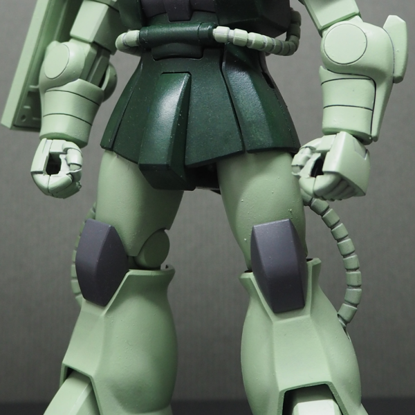 使用キット：BANDAI SPIRITS　　　　　　HGUC No.34 ザクII (ガルマ専用機)塗装方法：　スポンジング塗装／一部筆使用塗料：　GSIクレオス　　　　　　Mr.サーフェイサー1000 スプレー（徳用）B519　　　　　　水性ボトムズカラー　HV02　AT ライトグリーン　　　　　　水性ガンダムSEED DESTINYカラー　　　　　　HUG202　ブラストインパルスグリーン　　　　　　水性ホビーカラー　　　　　　H12　 つや消しブラック　　　　　　H-53　ニュートラルグレー　　　　　　H-59　濃緑色(暗緑色)(1)　→　H60 濃緑色(暗緑色)(2)　　　　　　H69　 RLM75 グレーバイオレット　　　　　　ミスターホビーマーカー　CM05　焼鉄色　　　　　　Mr.ウェザリングカラー　　　　　　WC01　マルチブラック／WC06　マルチグレーその他：　　BANDAI SPIRITS　　　　　　ガンダムデカール No.29 ジオン軍ＭＳ用（2）　　　　　　ツィマット社製MSデカール（※脳内使用のみ）古い関連書籍の一部に、ヒジを塗り忘れた量産型ザクⅡの画像が掲載されたものがあるそうな。だが偶然であるにせよF2以降にも受け継がれている以上、もはやミッシング・リンクとして存在を認むべきでなかろうか（「1/144 MS-06FZ ザク改」説明書の<中期量産F型>は左ヒジのみ強化装甲材の例外的なカスタム仕様であり矛盾は生じないものとする）。で。せっかくだからツィマット社製ということで、「リック・ドムⅡライトグリーンバージョン」と同一カラーな設定にて色変え。既存のザク生産ラインを利用するというのも統合整備計画の目的であるのだし、ザク用の塗料が引き継がれてても不都合ない、はず。ただ思ってたほど「ATライトグリーン」の”ザク緑とは別物”感が出ず。ホワイトサフを選択すべき局面だった、というよかザクの包容力か。デカールはアニメ版仕様として省略。ヒート・ホークだけはIGLOO版ヅダ仕様。のイメージ。水性ホビーカラーの色番号「H□□」と「H-□□」表記の違いは、前者が2022年度の改訂後の現行品、後者が改訂以前の旧版との由。旧・水性ホビーカラーが2019年11月に水性ホビーカラー／AQUEOUS HOBBY COLORとしてリニューアルされた後、2022年版として一部の色において、つやの変更など大規模な改訂が行われたらしい。つやの変更が行われなかった色においても、成分などの変更があったかは不明。旧版のスポンジ塗装におけるムラから溶剤配合等に違いがある予感はあるが、同色での比較でない以上は何とも。いずれにせよ積みプラと並行して塗料まで買い貯めたのは愚策であった模様。手っ取り早い買取での処分を逃れ、手元には塗料ばかりなりけり。2025/07/20「ガシャポン戦士」SDガンダムワールド付属シール的印象の胴体カラーを「H60 濃緑色(暗緑色)(2)」に変更。が、黄味が強過ぎ「リック・ドムⅡ ライトグリーンバージョン」とするには違和感。これなら「H59 濃緑色(暗緑色)(1)」のまま、つや消し吹いた方が良かったかも。ザク色としては文句なし。（2枚目）