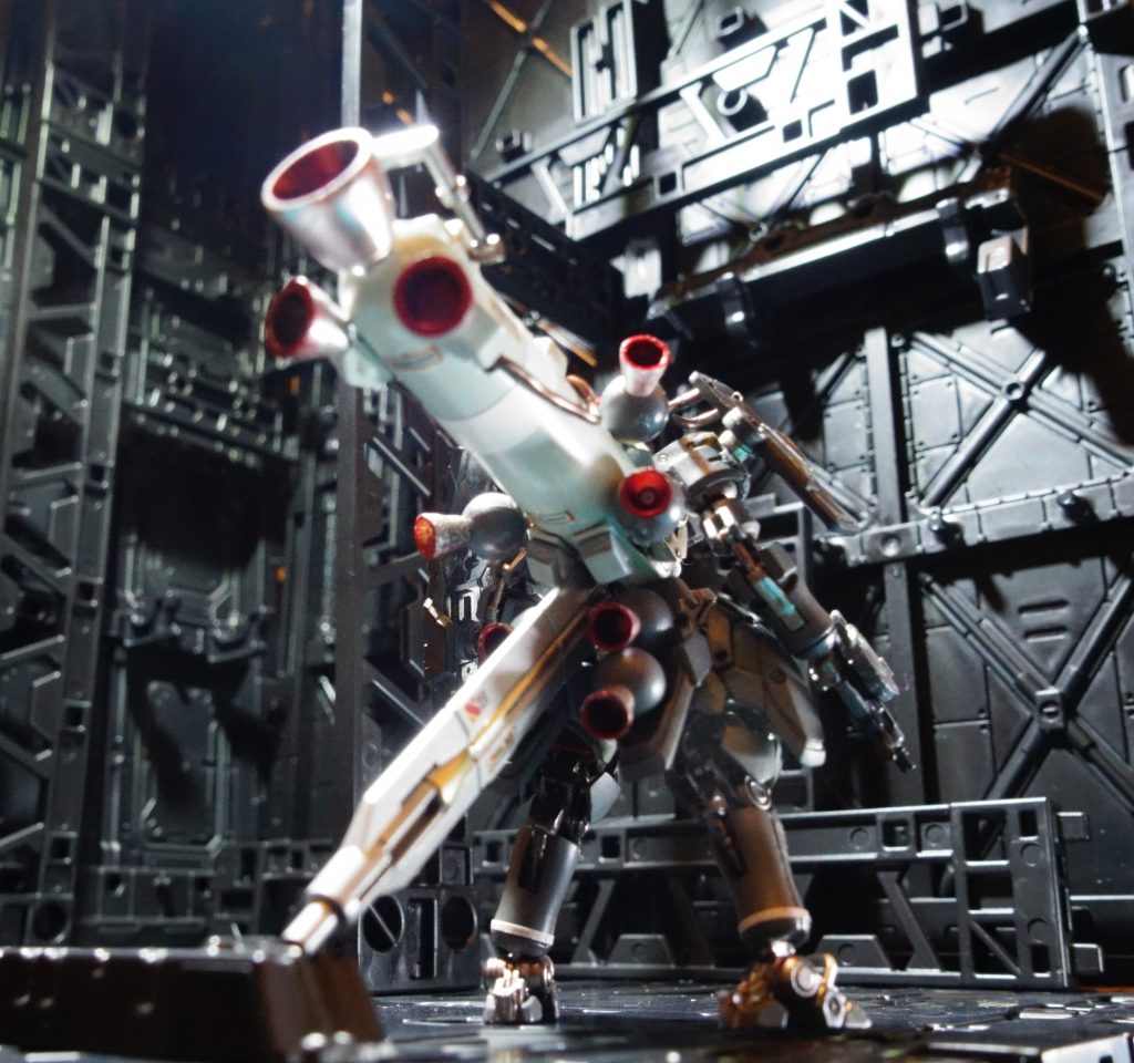 7. MS本体の大きさに匹敵するほどの増加ブースターだが、これはサンダーボルト宙域で開発テストが行われたサイコザクの装備のヒントになったらしい、というのがもっぱらのウワサだ。