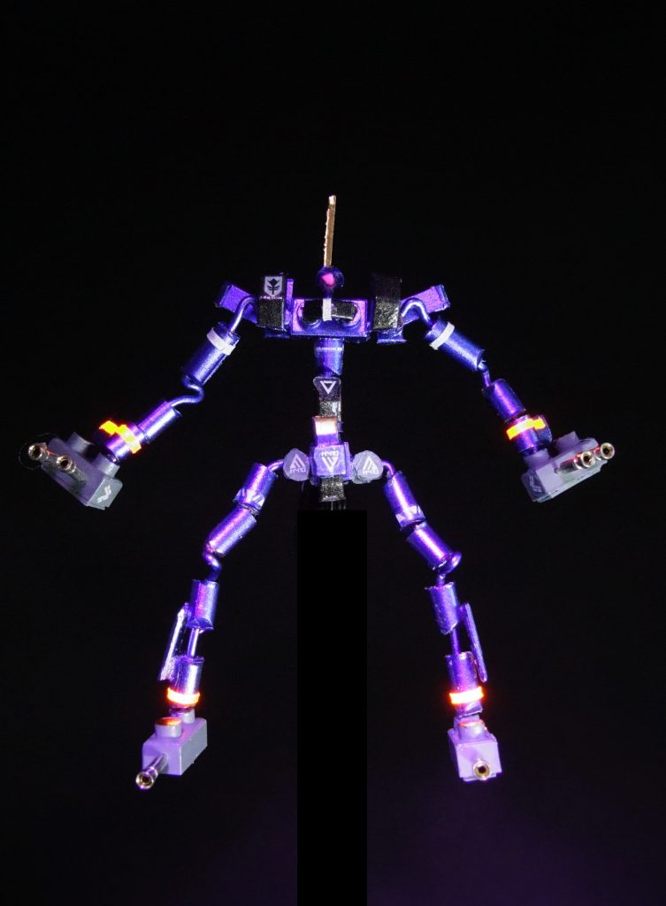 8)　こんなナナフシみたいなMS、今までありませんがな。一体、どの「向こう側」からやってきたのやら。