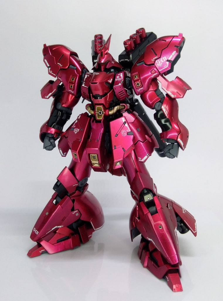 白背景で。これだとメタリックなのがわかりますね😅赤色はガイアのプライマリーメタリックレッド→クレオスのアメジストパープル→光沢クリアーで仕上げています。下地を黒とガンメタの2色で塗り分けたので、なんとなく色合いが違うかな〜って感じです😂黒はメタリックブラック→光沢クリアー金はスーパーゴールド→サファイアブルー→光沢クリアー関節などのグレーはメカサフそのままです。