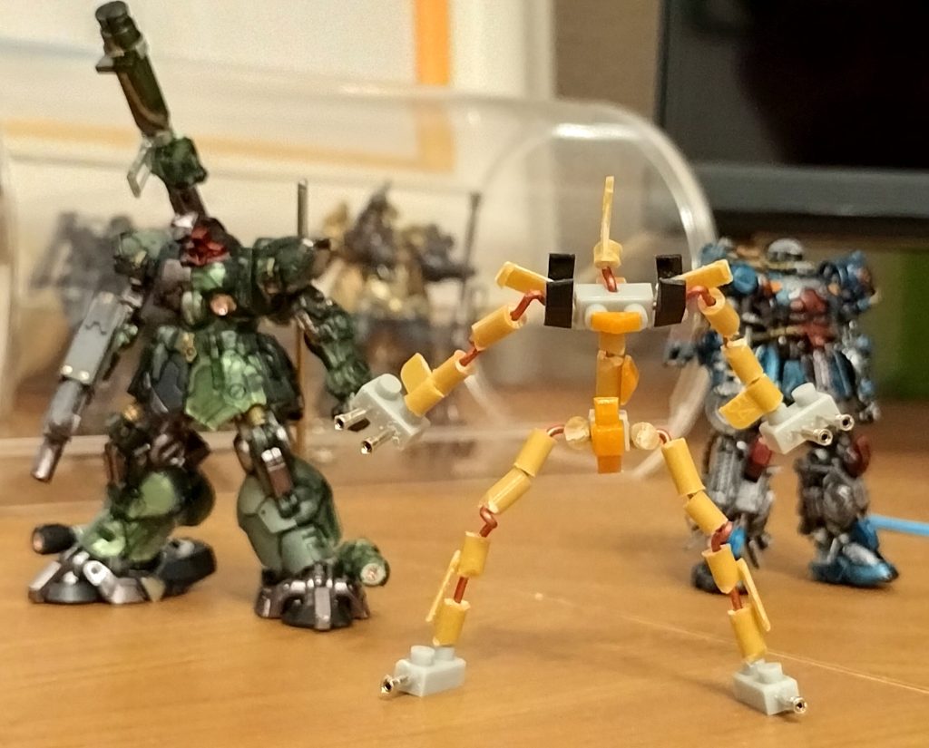 9)　【ウラバナシ】アーティファクトと言い張る根拠＜ミキシング＞●ガンダム・アーティファクト・トールギスのランナー●山田化学アームセットの角ランナーの切れ端●百均プチ・ブロック●アルミ自在針金1mm●電気コネクタ