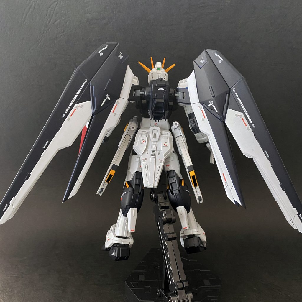 背面。腰のアーマーはだいぶ情報量を追加。