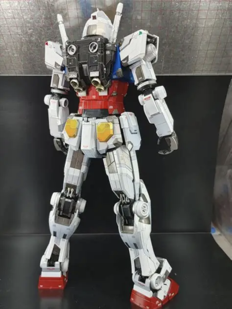 稼働範囲も良好。頭部にLEDが入ります。間接部はポリキャップですが、クリック間接のようなさわり心地になっており、保持も問題ありません。唯一のネックは武器が付属しないことですね。いずれジャンボグレードから拝借して持たせたいです。