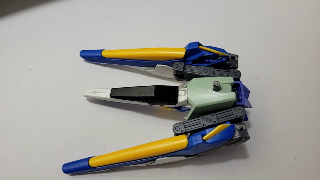 バックパックはVガンダム？のパーツ、コトブキヤのジョイントやジャンクパーツを接着して3㎜プラ棒刺しました