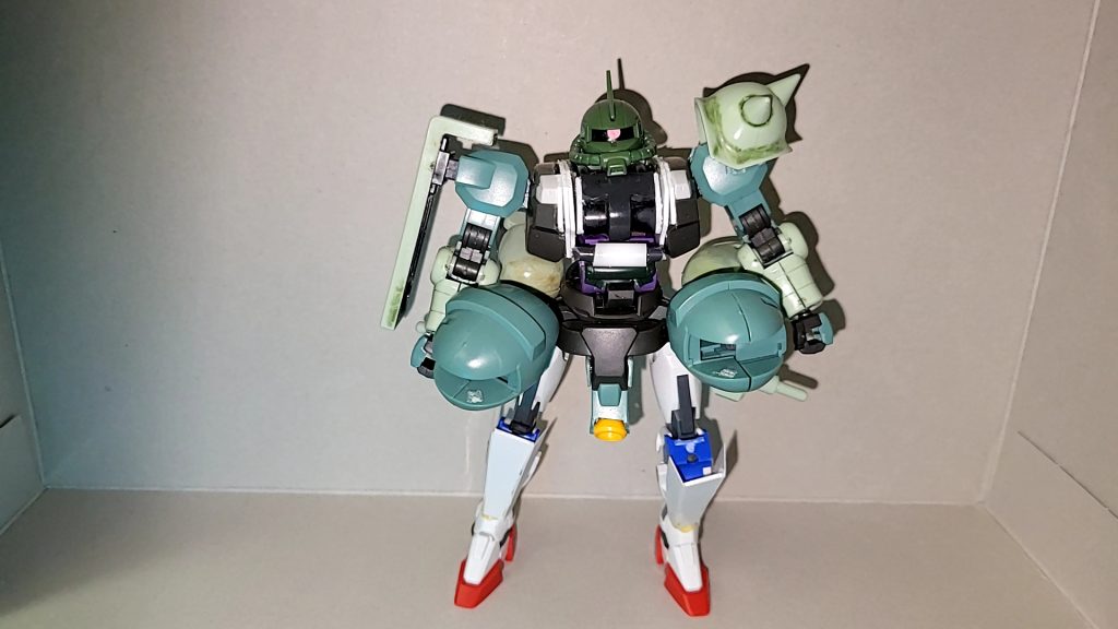 頭をオリジンザクに変更し胴体を延長