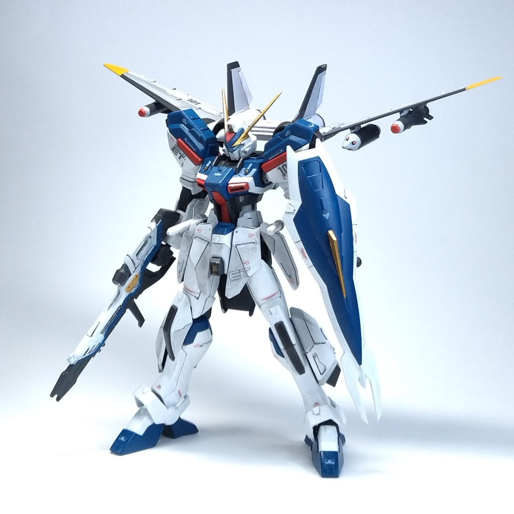 今回はHGのウィンダムをRG風にすることを目指し、スジボリとプラ板貼り付けによるディテールアップを試してみました。塗装はいつも通りガイアカラー筆塗りで、Mr.スーパースムースクリアーつや消しで仕上げてます。やはりつや消し…つや消しは全てを解決する…！