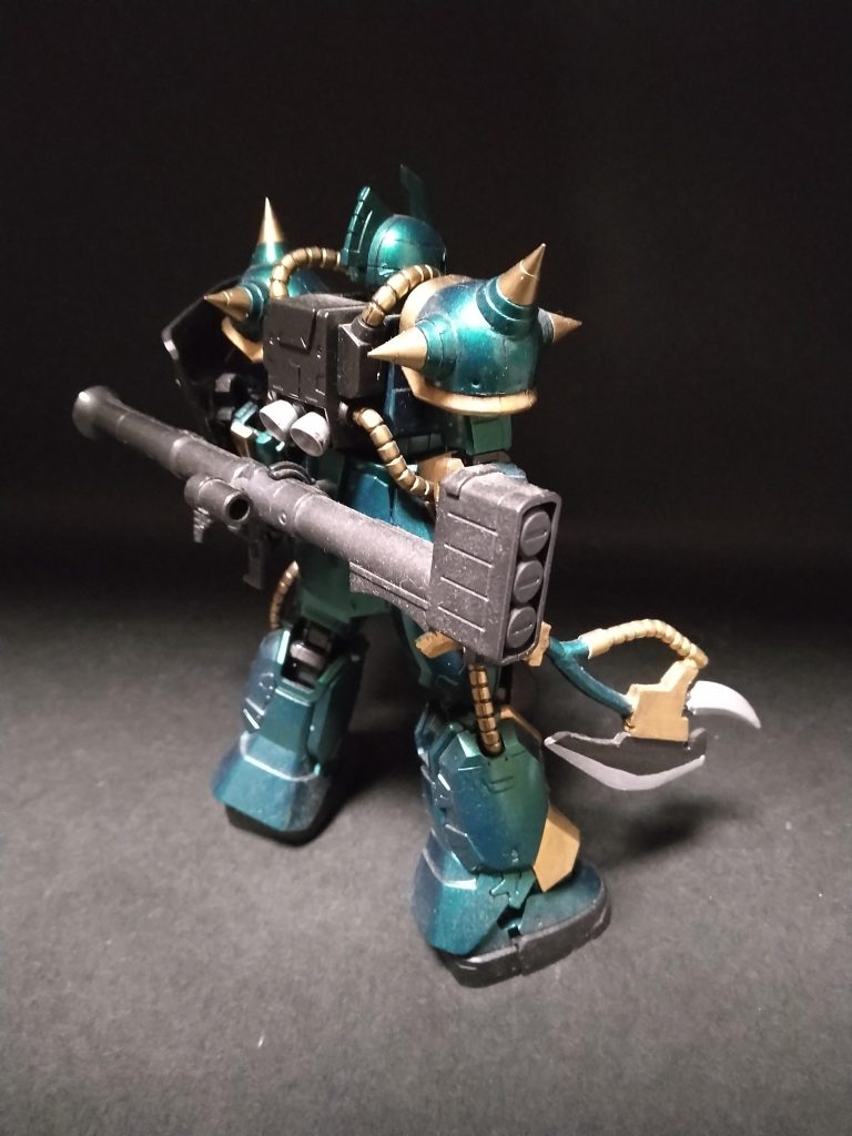 改造したのは・肩アーマーをビルダーズパーツでスパイクアーマーに。・胸部にビルダーズパーツのジオンエンブレムを。・頭部のアンテナを大型化。モノアイは100均のデコシール。・シールドをヴァッフと交換し、ビルダーズパーツでジオンエンブレムを。・バズーカをヴァッフより拝借。・専用ヒートホークをプラ板、ズゴックの爪などで自作。