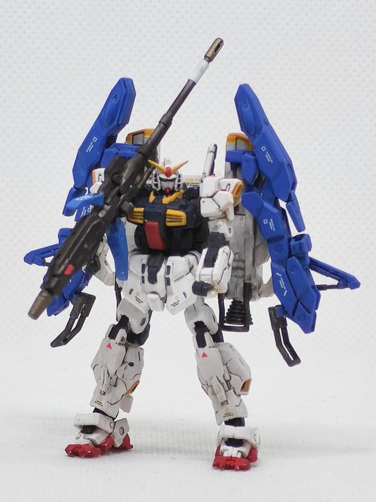 同様に、ちょっと無理がありますが武器を担いだポーズも出来ます。