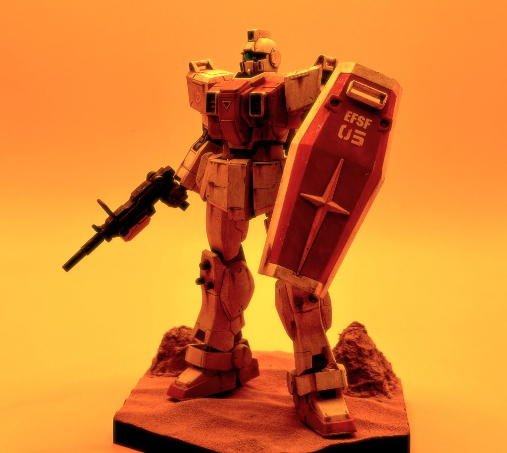 とりあえず砂地イメージのウェザリングということで、背景紙の色味を合わせてホワイトバランスをいじって撮影、それから編集ソフトでちょちょいといじるとテンションぶち上がります。