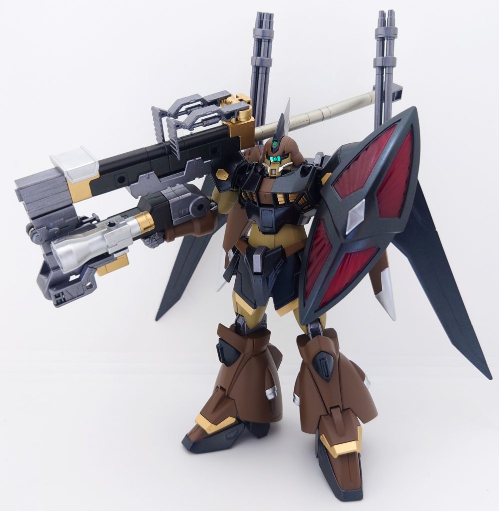 そして、この機体の特徴である超ロングレンジライフル!武器は折り畳み式で、輸送時は折りたたんで運搬します。