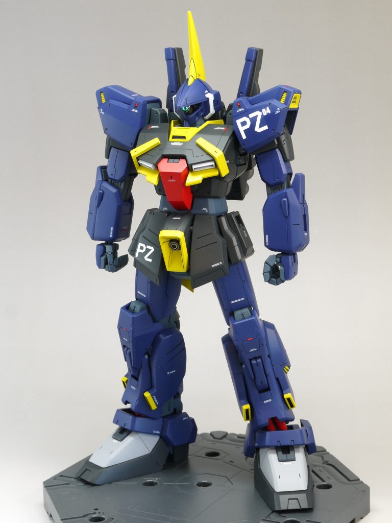 ロボット魂等を参考にしながら、(つくりやすいように)アレンジを加えつつ改造しました。胸はもう少しタレたイメージが正しいと思いますが、Mk-Ⅱの上に装甲板を被せたらこんなかたちになりました。スマートな印象になり、コレはコレで良いかなと思います。