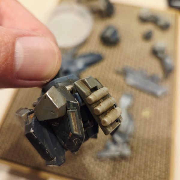 制作途中の『1/144 HG  JESTA CANNON 』ですが、これは成形色活かしで、エナメル塗料や水性塗料でチッピングをしたりウェザリングやフィルタリングをしたり、粉物を使ったりと、汚しのレイヤーを重ねています。あー、終わりが見えません(笑)（2枚目）