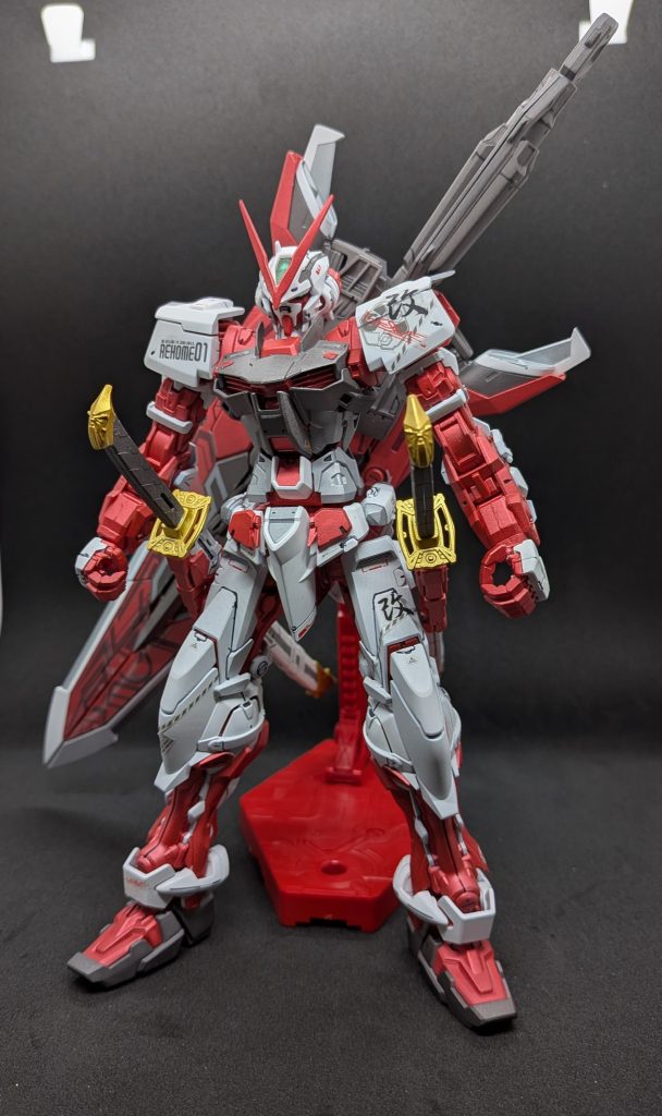 カラーリングは成形色に寄せていますがメタリック塗料使用してアクセント付けてます