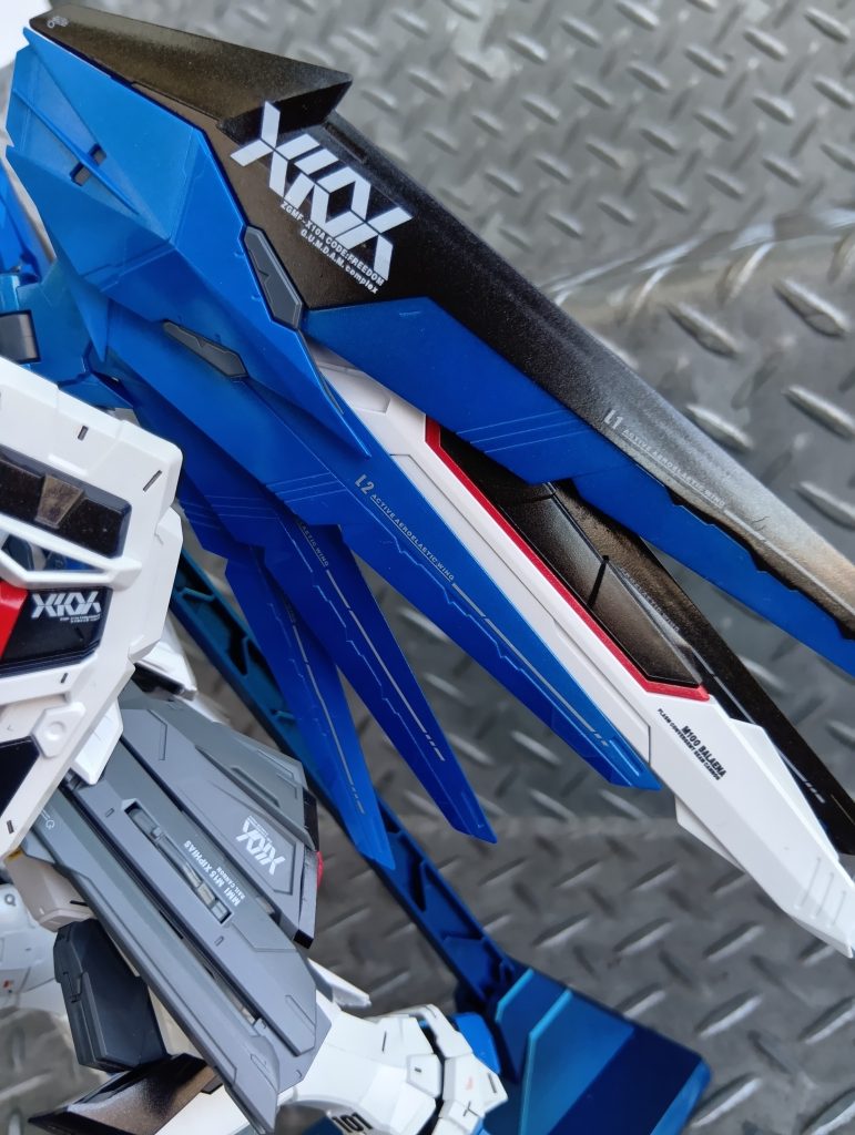 ツヤッツヤのウイング...惚れ惚れするぜ...ビームサーベル持たせてもポージングさせなくては...