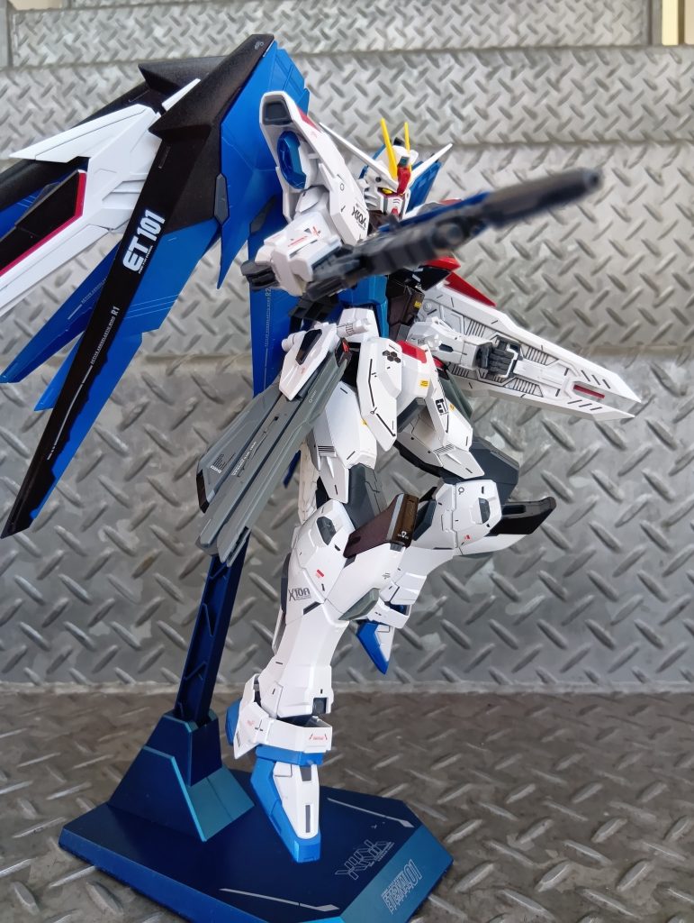 ホワイト部分→ピュアホワイトからパールホワイトブルー部分→メタリックブルーブラック部分→メタリックブラックレッド部分→メタリックレッド他は墨入れも忘れず今回は光沢で仕上げました!!