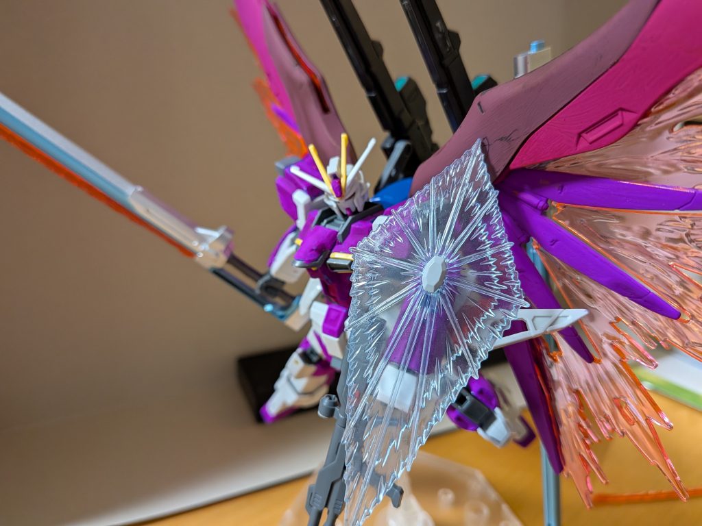 ビームシールドと発生装置はレジェンドから拝借(塗装忘れてた…)あと肘にビームブーメラン着いてるんですけどデスティニーのビームブーメランを装着パーツごとポン付けしたのでウィングに干渉しまくります。(その上エフェクトパーツ両方無くした)