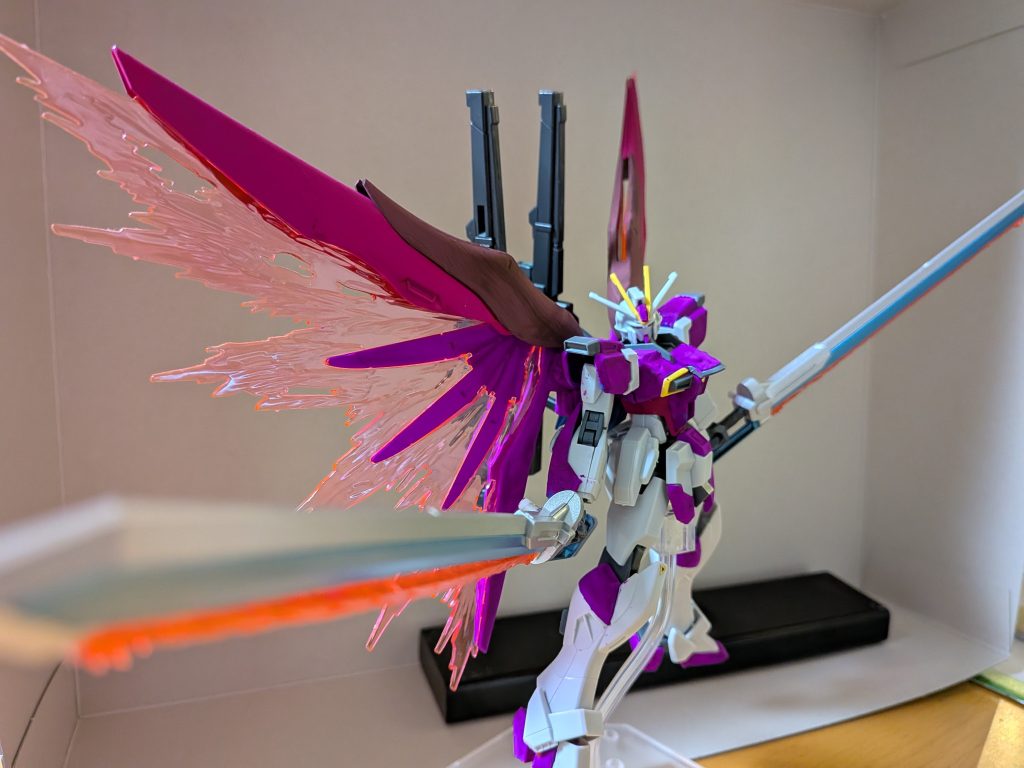 エクスカリバーは無印1/100のモノを使いました。ソードインパルスに付属していたものではなくエクストラフィニッシュ版フォースインパルスに付属していたものを使っているためメタリックで綺麗です(写真じゃ分かりにくいね)今更言うのもなんですがお金ケチらず普通にHGCEのエクスカリバー買って使えば良かったです…1/100じゃやっぱデカイ