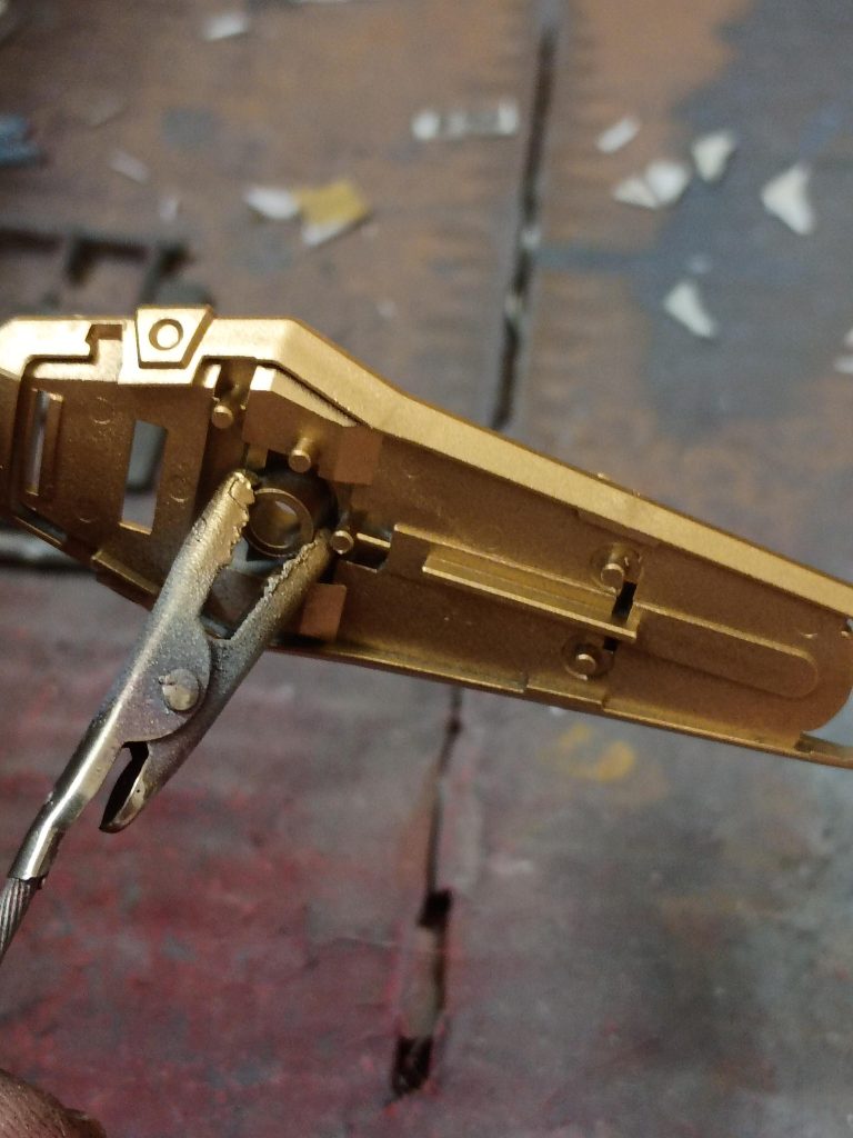 使用した塗料は主にアルクラッドのラッカー塗料です。ペールゴールドとチタニウムゴールドの2種類を使用しました。また、アルクラッドシルバーにクリアレッドを上塗りしたものも各部に使用しました。バックパックにはMr.ホビーのスーパーゴールド2とスーパーイタリアンレッドを使用しました。最後に、目とカメラにはMr.ホビーのスカイブルーを使用しました。