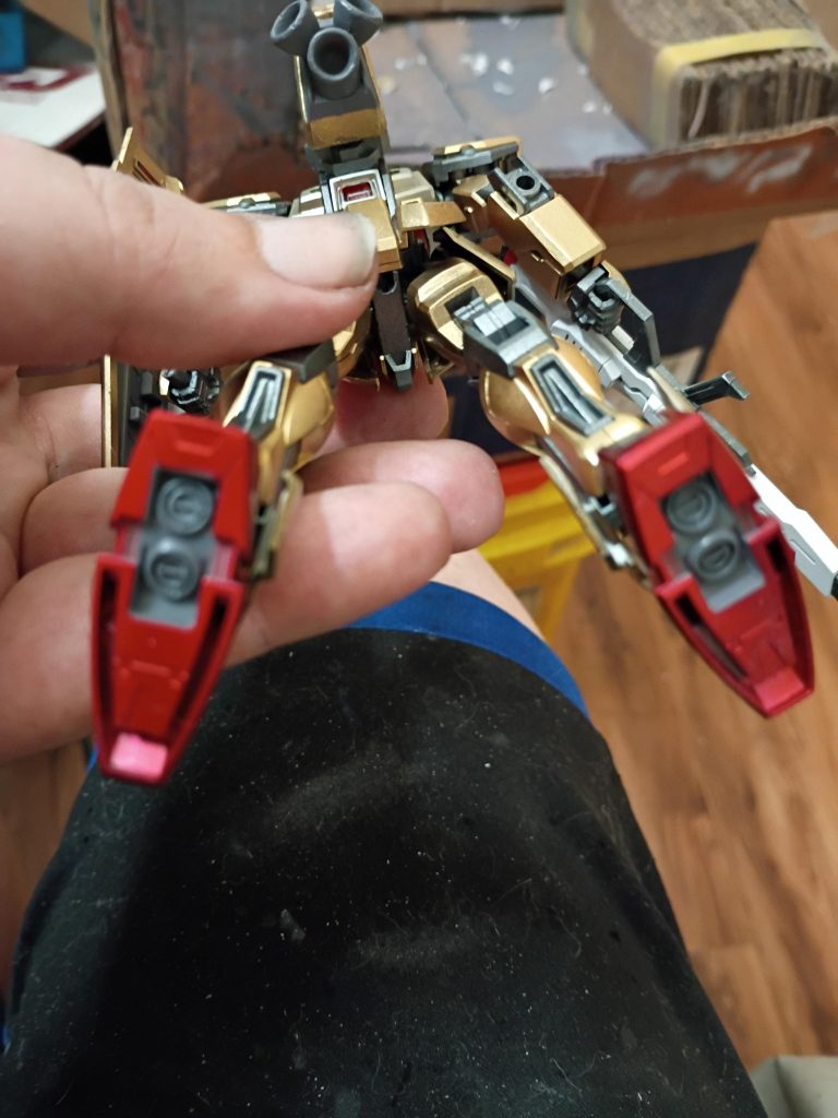 マスキングして、一部にMr.ホビーのミディアムグレーを吹きました。主に足の裏とバックパックです。