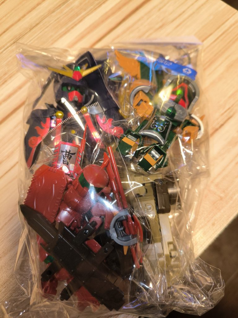 実はコレ組み立て済みでホビーオフに2200円で売ってました。部品欠損してなかったんやけど、かなり遊んだのか全てがユルユルでした💦操り人形かと思たわ!作り方から見て恐らく前の持ち主は、お子さんだったんでしょう…おかーちゃんが勝手に売ったヤツ、カッコよく仕上げたよぉ👍めちゃくちゃ勝手な想像…(´▽