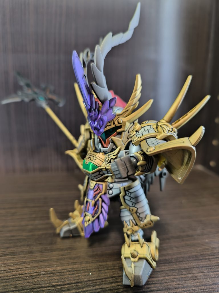 口元の赤だけガンダムマーカーで塗装してます。ここは塗り分け無理💦ボクの下手くそな塗装力でも、めちゃくちゃカッコよく仕上がったと思います。本当は赤兎馬に乗せたいけど、天玉鎧の方も買うとなると万近くするので諦めました💦安く天玉鎧が買えたら赤兎馬も作りたいですね!