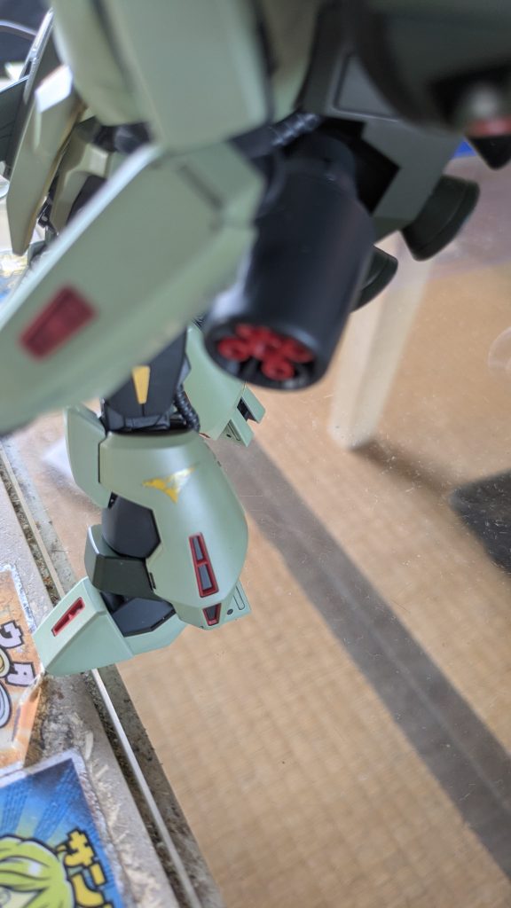 脚部は、ティターンズデカールと連邦デカールで、ディテールアップ、全体的にシンプルに仕上げました。