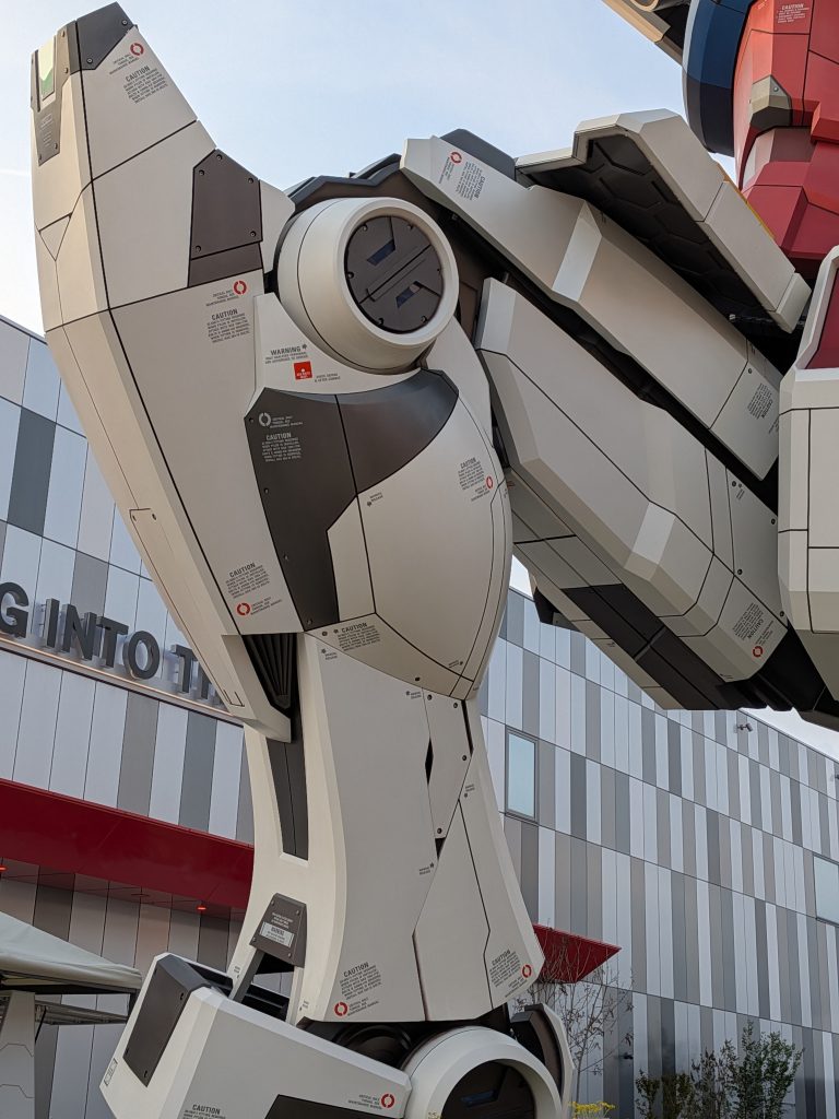 そうなると本体のガンダムに、どう手を入れるか…🤔。方向性を決める参考に現地で撮影した写真を改めて見てみます。現地で初めて気づきましたが、全体的に細かい色分けがあり、コーションマークなど表面の情報量が多いです。というわけで、これらの気づきを反映した制作を方針とし、ちまちま塗り分け、デカール貼りに勤しみます(笑)