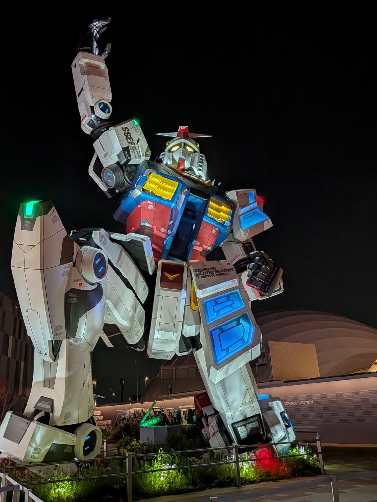 先月末に来訪した万博は夜間の来訪でした。夜のガンダムも、なかなかにオツでした👍️現地で撮影した写真を見ながら追加制作を行う中でふと、家族みんなで見上げた夜のガンダムを再現してみたくなりました。