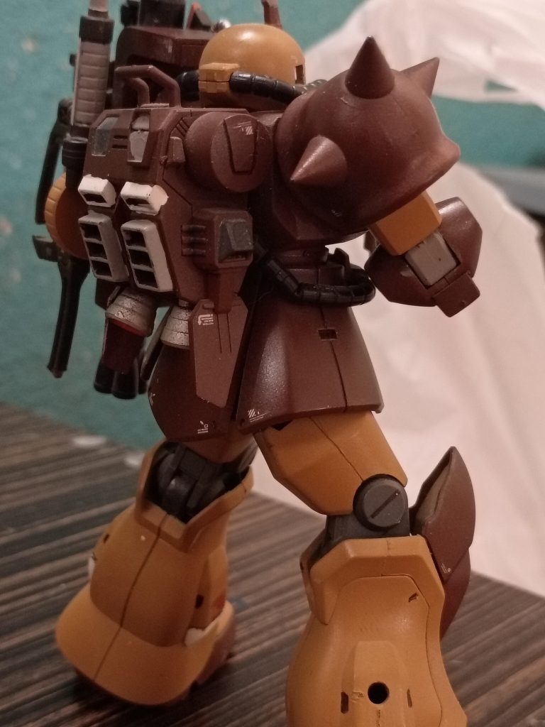 機動性に関しては、高機動型バックパックを装備し、脚部にホバーエンジンを搭載。これにより、砂漠の砂地や緩い土の上を滑空することが可能です。