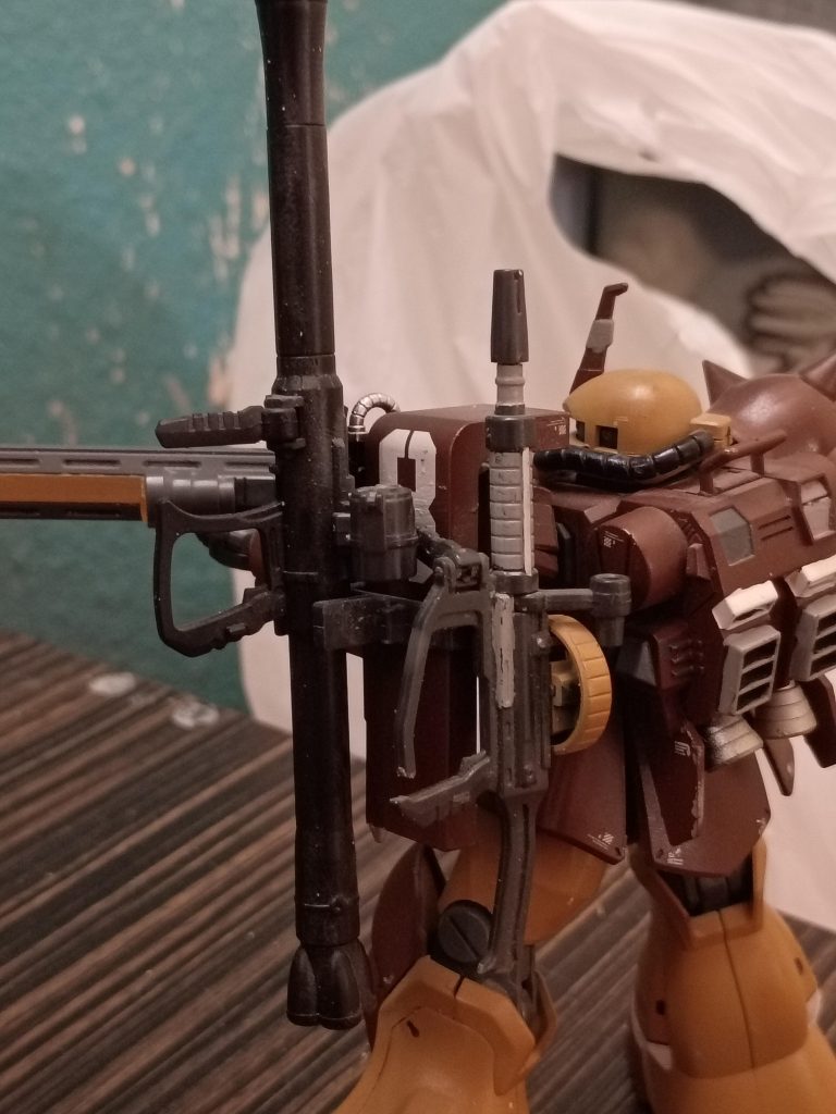 肩部シールドには専用のウェポンラックが装備されており、ザク・マシンガン、バズーカ、ヒート・ホーク、スナイパーライフルを収納できる。