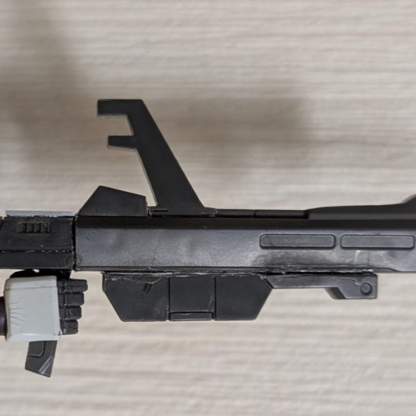 ふくらはぎのダクトを追加。キット付属の手の甲と市販のダクトパーツで製作しました。バックパックは、リガズィっぽくしたかったのでZガンダムのテールスタビライザーを短く切り詰めて、百式のバックパックと合わせました。ビームライフルはクレイバズーカと合わせて製作し、ちょびっとだけゴツい見た目にしました。（7枚目）