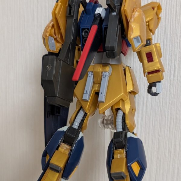ふくらはぎのダクトを追加。キット付属の手の甲と市販のダクトパーツで製作しました。バックパックは、リガズィっぽくしたかったのでZガンダムのテールスタビライザーを短く切り詰めて、百式のバックパックと合わせました。ビームライフルはクレイバズーカと合わせて製作し、ちょびっとだけゴツい見た目にしました。（6枚目）