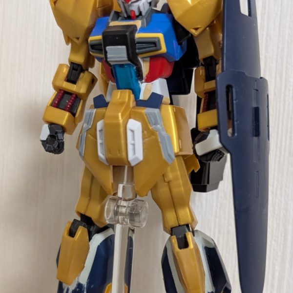 ふくらはぎのダクトを追加。キット付属の手の甲と市販のダクトパーツで製作しました。バックパックは、リガズィっぽくしたかったのでZガンダムのテールスタビライザーを短く切り詰めて、百式のバックパックと合わせました。ビームライフルはクレイバズーカと合わせて製作し、ちょびっとだけゴツい見た目にしました。（5枚目）