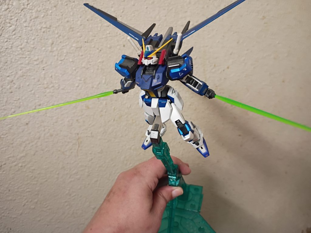 HGCEライジングフリーダムの肩スラスターを使って、エールストライカーパックのエアインテークも作りました。まだ少し微調整が必要です。